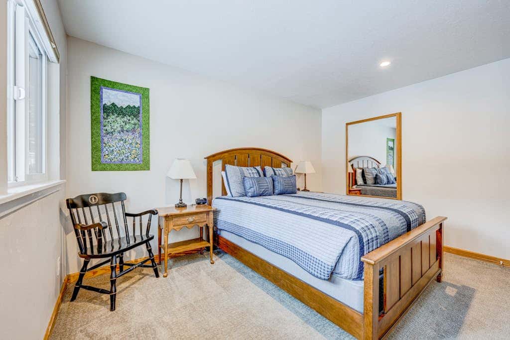 Dog-friendly modern abode with large yard, fireplace, cable & washer&dryer