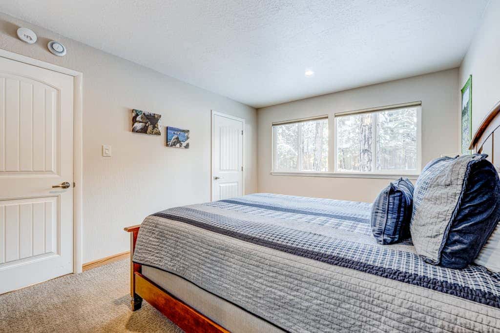 Dog-friendly modern abode with large yard, fireplace, cable & washer&dryer