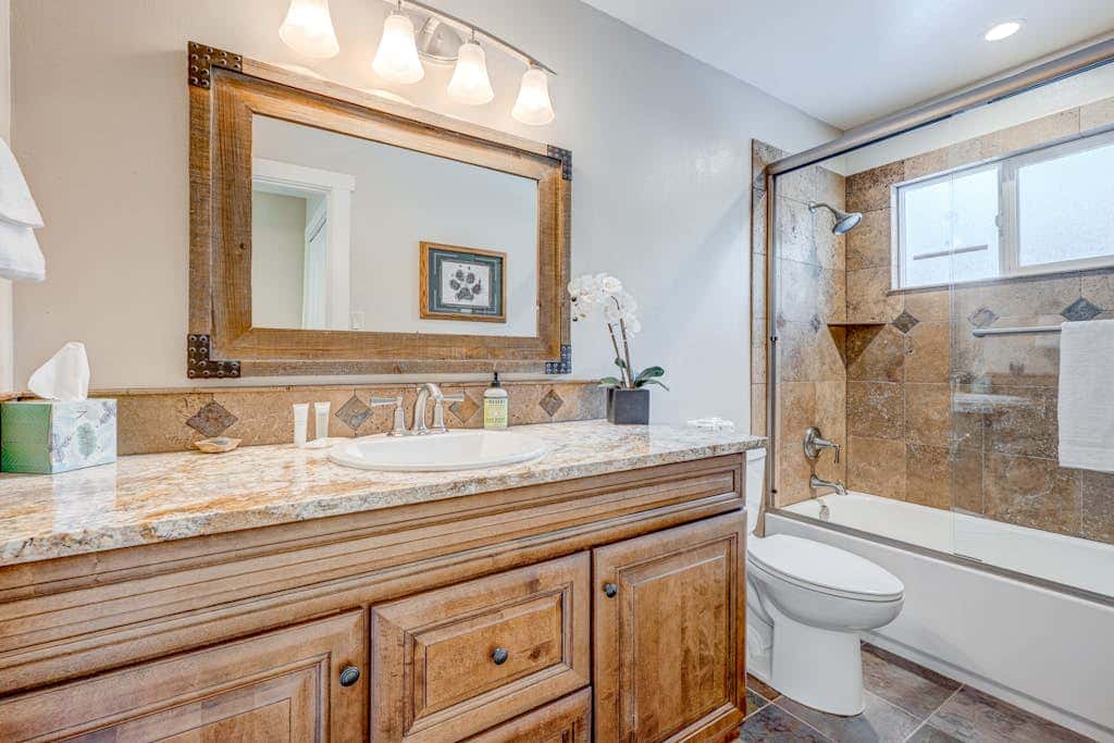 Dog-friendly modern abode with large yard, fireplace, cable & washer&dryer