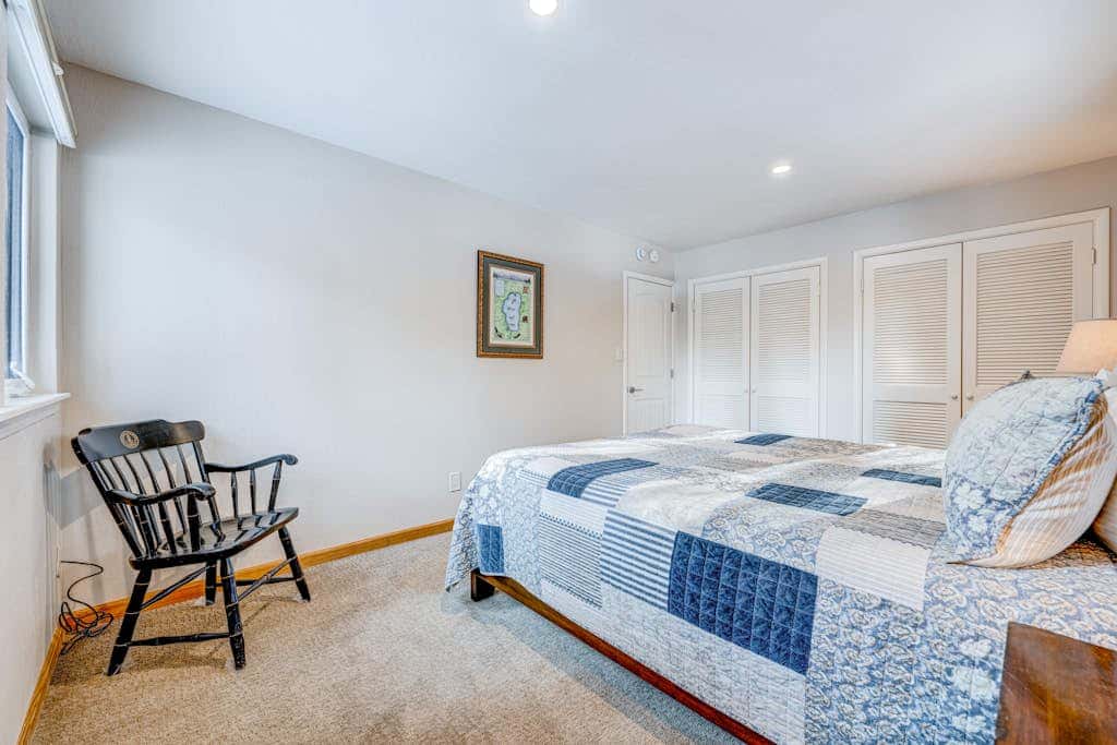 Dog-friendly modern abode with large yard, fireplace, cable & washer&dryer