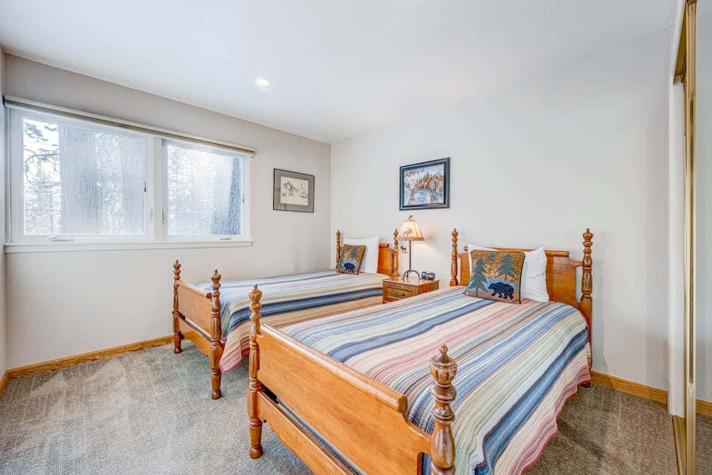 Dog-friendly modern abode with large yard, fireplace, cable & washer&dryer