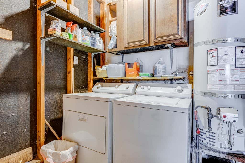 Dog-friendly modern abode with large yard, fireplace, cable & washer&dryer