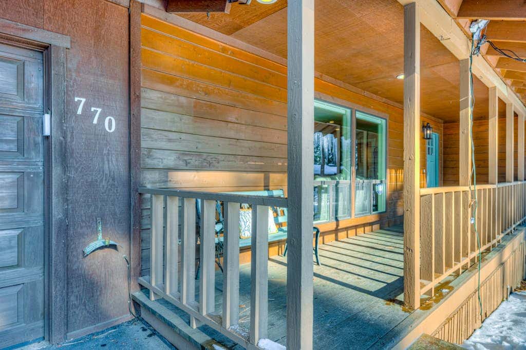 Dog-friendly modern abode with large yard, fireplace, cable & washer&dryer