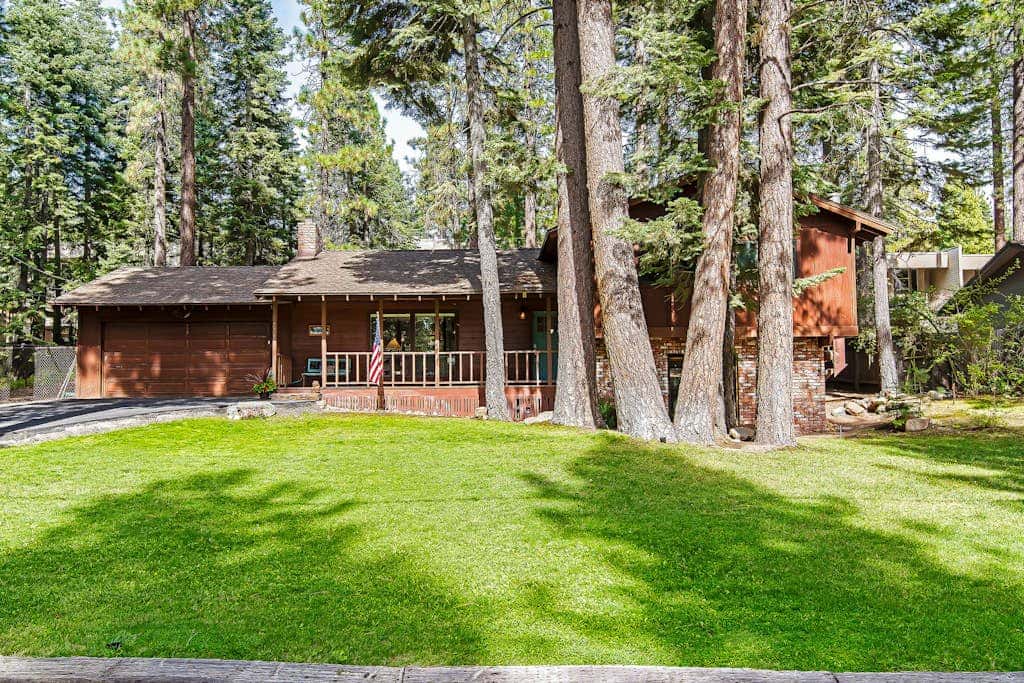 Dog-friendly modern abode with large yard, fireplace, cable & washer&dryer