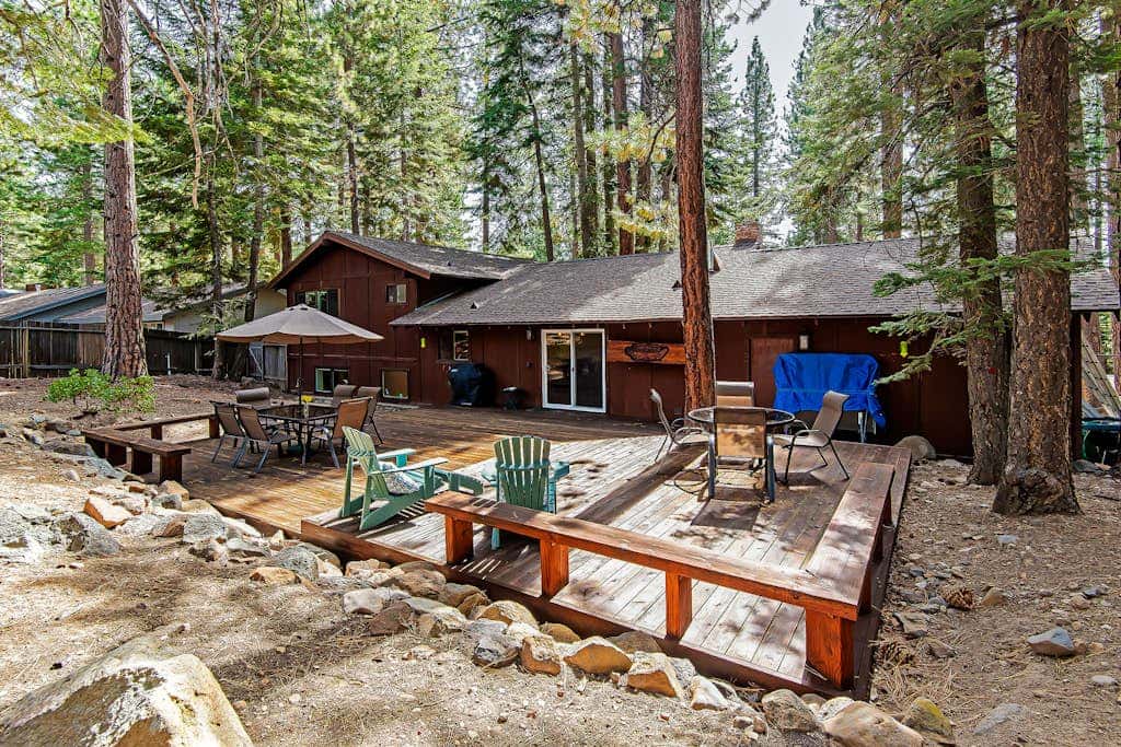 Dog-friendly modern abode with large yard, fireplace, cable & washer&dryer