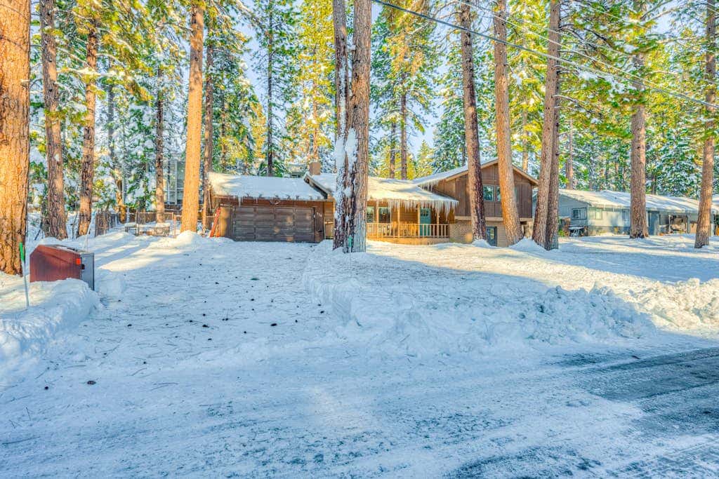 Dog-friendly modern abode with large yard, fireplace, cable & washer&dryer