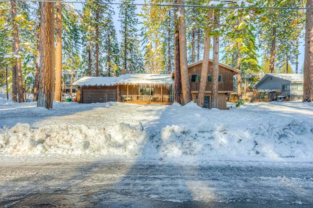 Dog-friendly modern abode with large yard, fireplace, cable & washer&dryer
