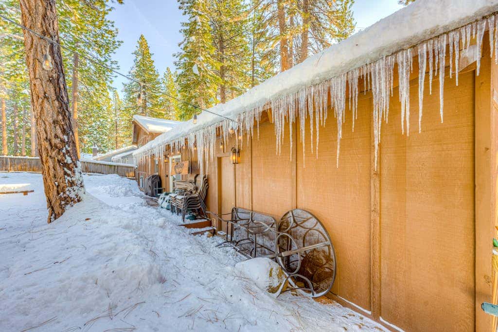 Dog-friendly modern abode with large yard, fireplace, cable & washer&dryer