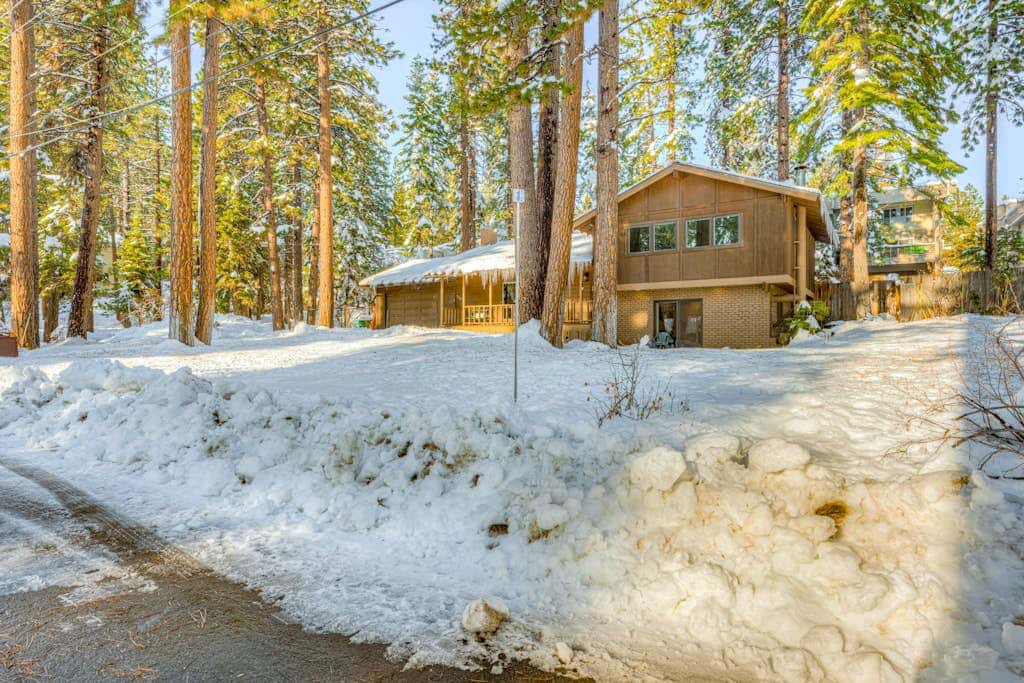 Dog-friendly modern abode with large yard, fireplace, cable & washer&dryer