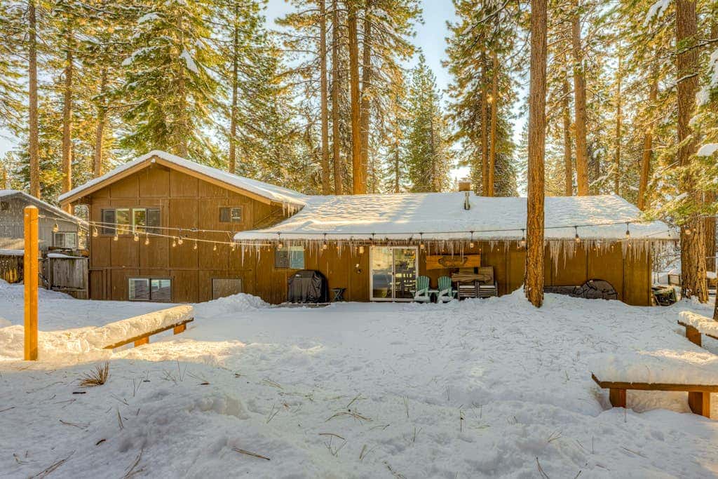 Dog-friendly modern abode with large yard, fireplace, cable & washer&dryer