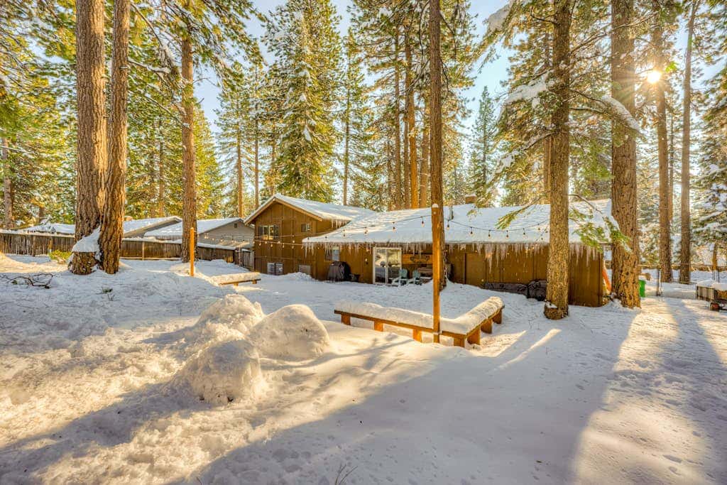 Dog-friendly modern abode with large yard, fireplace, cable & washer&dryer