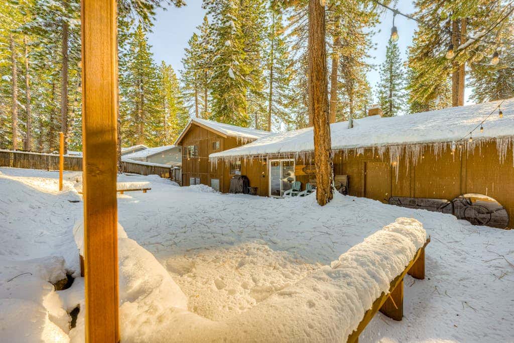 Dog-friendly modern abode with large yard, fireplace, cable & washer&dryer