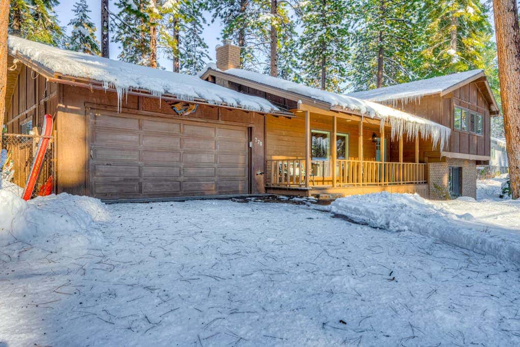 Dog-friendly modern abode with large yard, fireplace, cable & washer&dryer