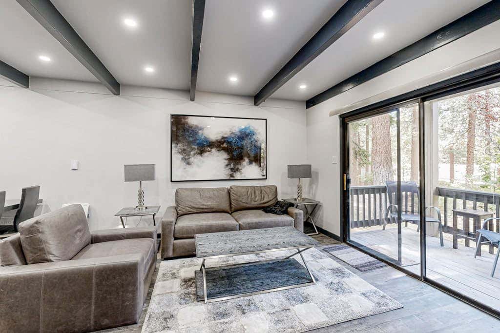 Sleek condo with deck, BBQ, board games, and streaming