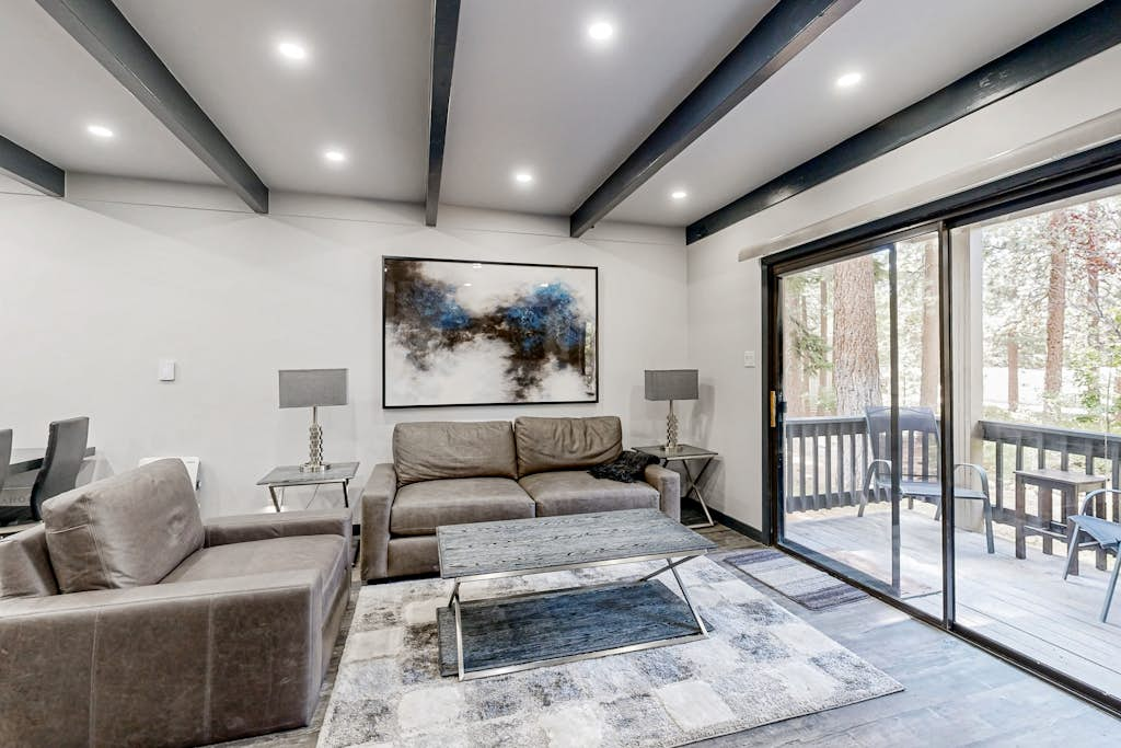 Sleek condo with deck, BBQ, board games, and streaming