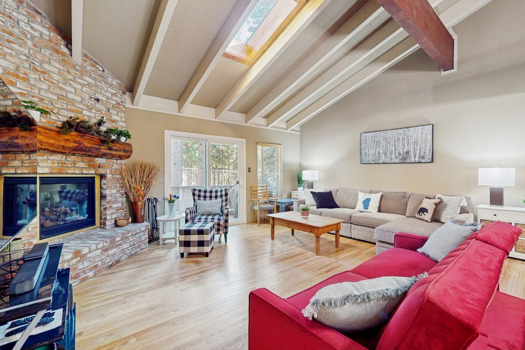 Townhome with Fireplace, Pool, Sauna, Free Shuttle Pickup-Drop-off to Ski Resort