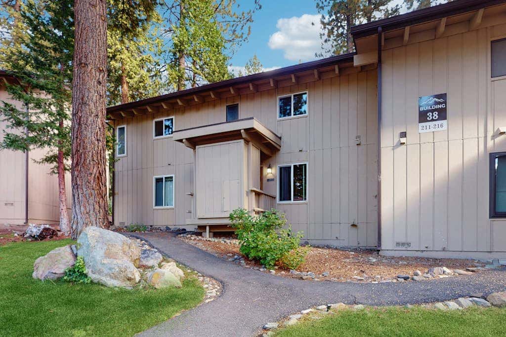Townhome with Fireplace, Pool, Sauna, Free Shuttle Pickup-Drop-off to Ski Resort
