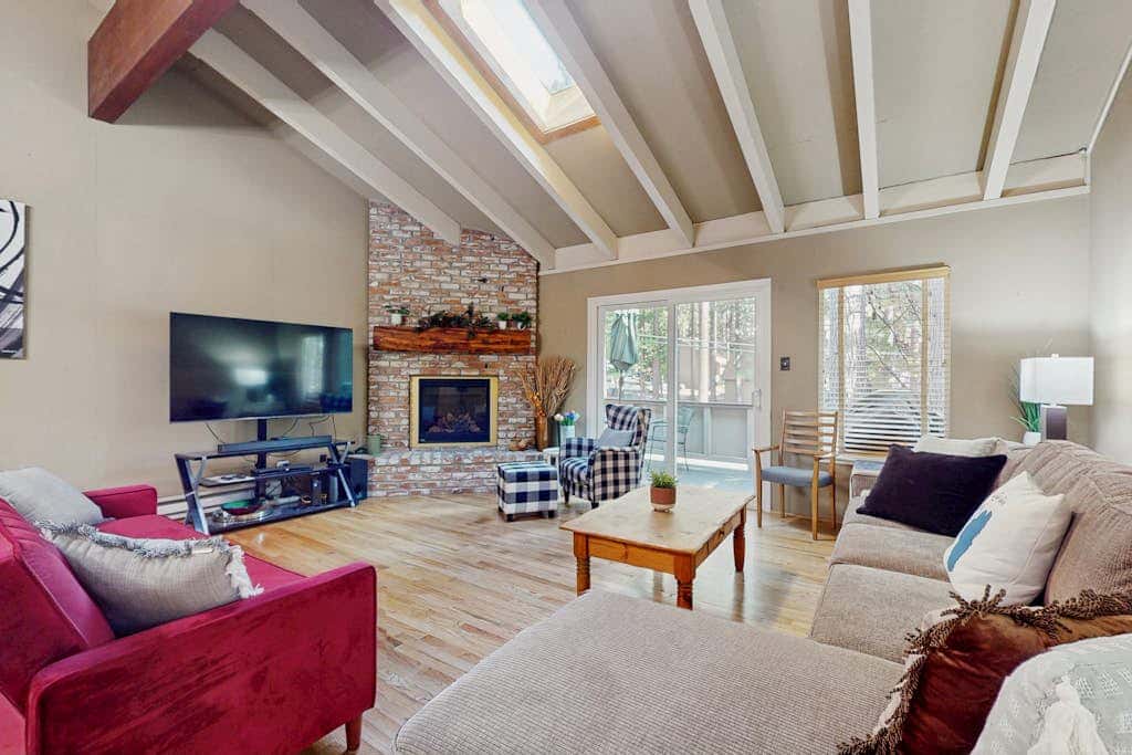 Townhome with Fireplace, Pool, Sauna, Free Shuttle Pickup-Drop-off to Ski Resort