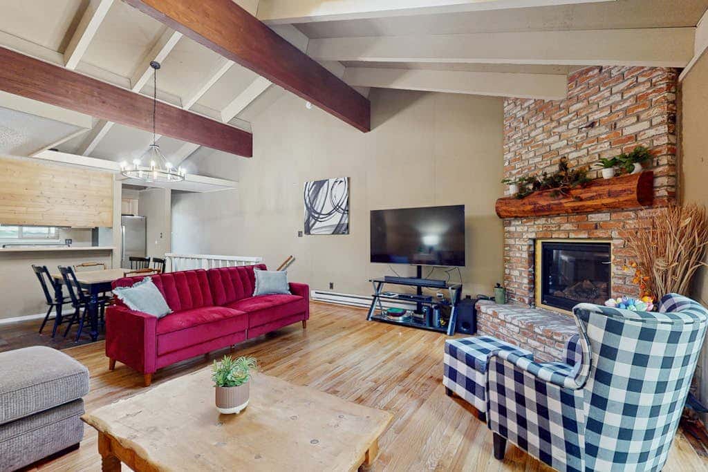 Townhome with Fireplace, Pool, Sauna, Free Shuttle Pickup-Drop-off to Ski Resort
