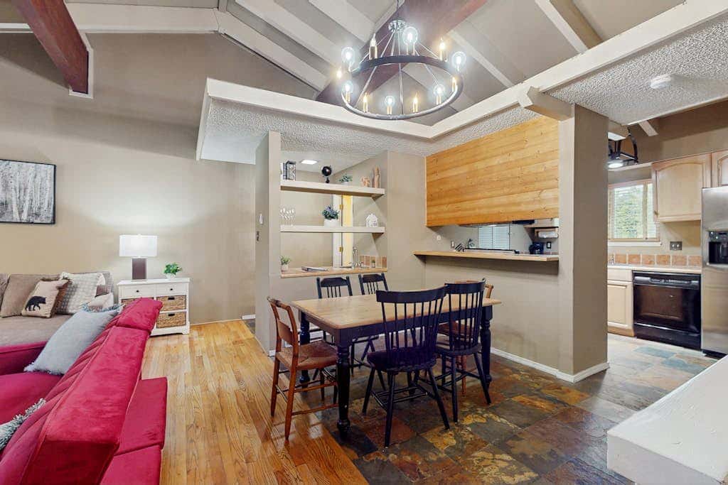 Townhome with Fireplace, Pool, Sauna, Free Shuttle Pickup-Drop-off to Ski Resort