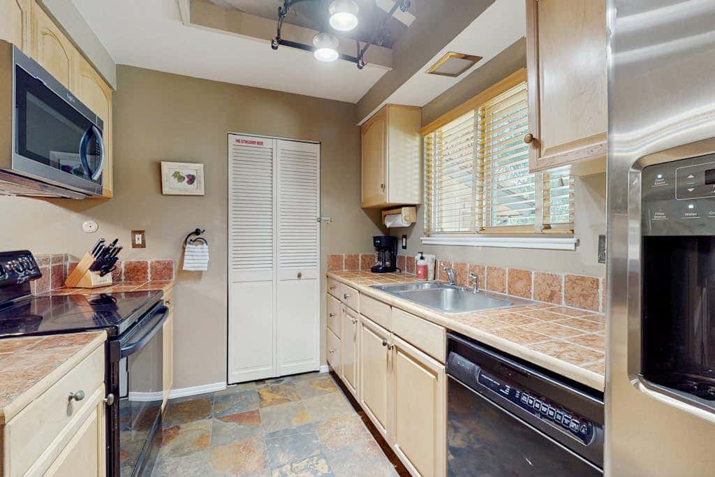 Townhome with Fireplace, Pool, Sauna, Free Shuttle Pickup-Drop-off to Ski Resort