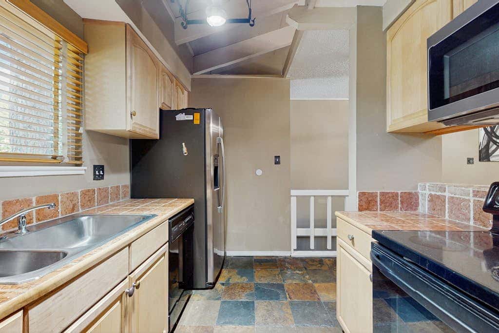 Townhome with Fireplace, Pool, Sauna, Free Shuttle Pickup-Drop-off to Ski Resort
