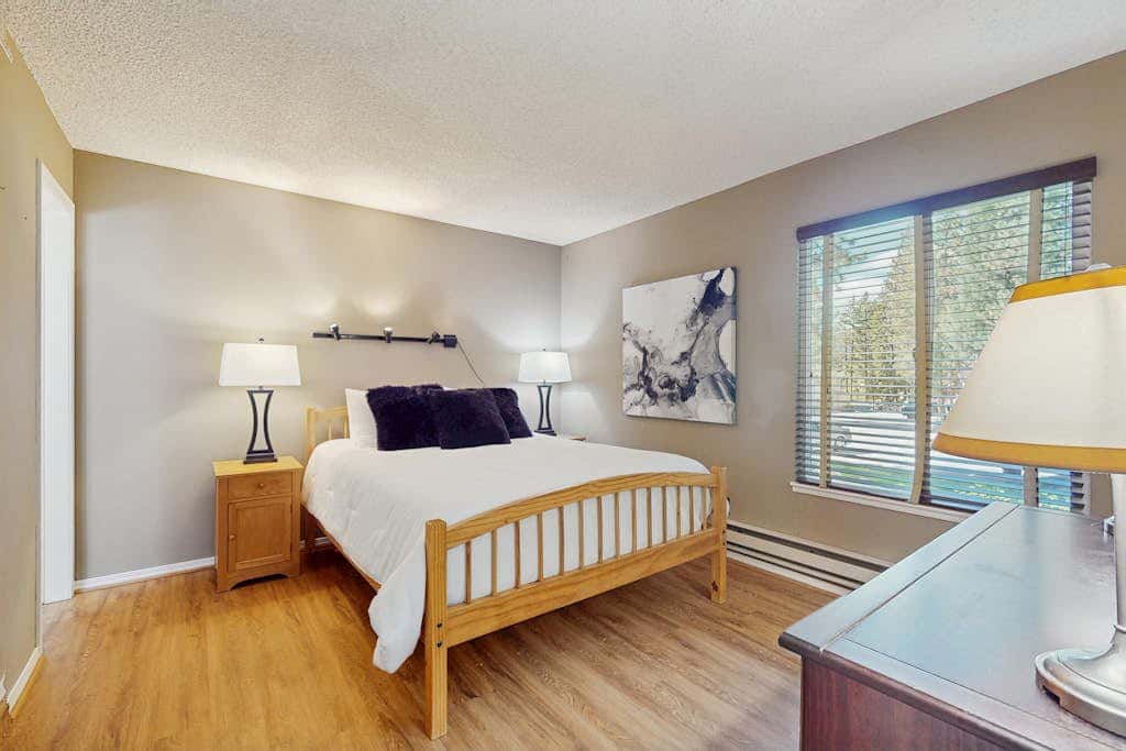 Townhome with Fireplace, Pool, Sauna, Free Shuttle Pickup-Drop-off to Ski Resort