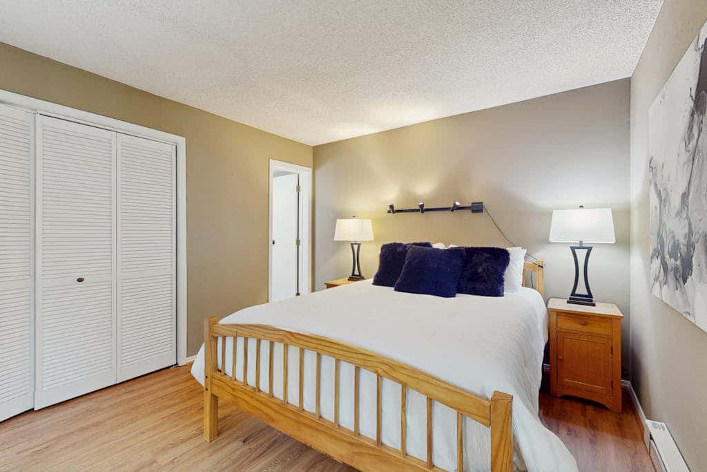 Townhome with Fireplace, Pool, Sauna, Free Shuttle Pickup-Drop-off to Ski Resort