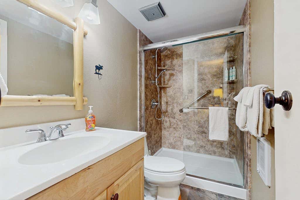 Townhome with Fireplace, Pool, Sauna, Free Shuttle Pickup-Drop-off to Ski Resort