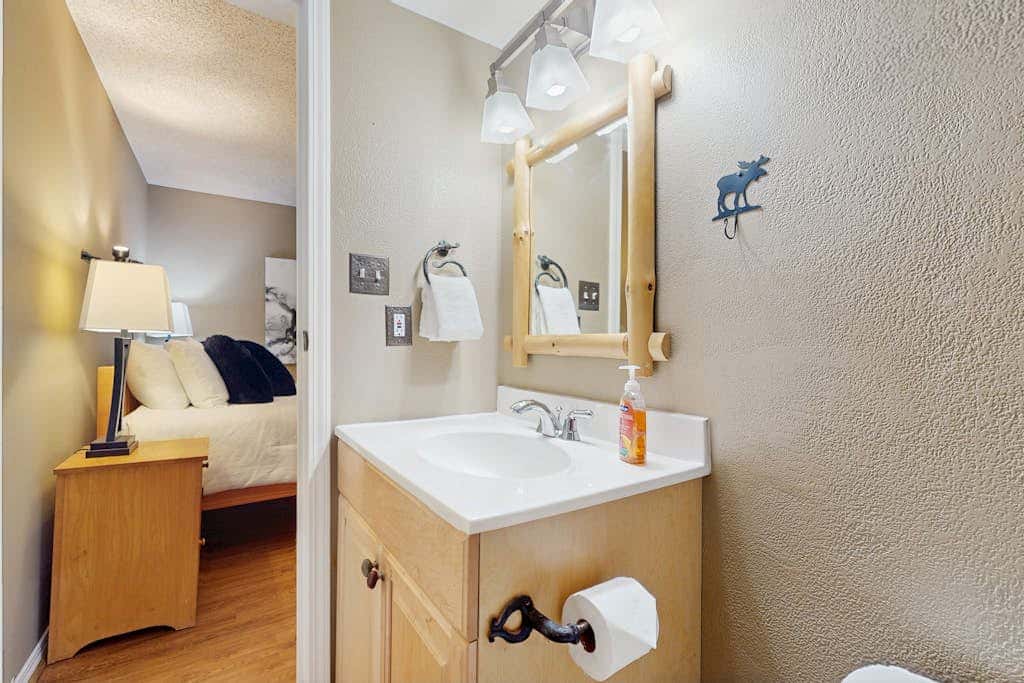 Townhome with Fireplace, Pool, Sauna, Free Shuttle Pickup-Drop-off to Ski Resort