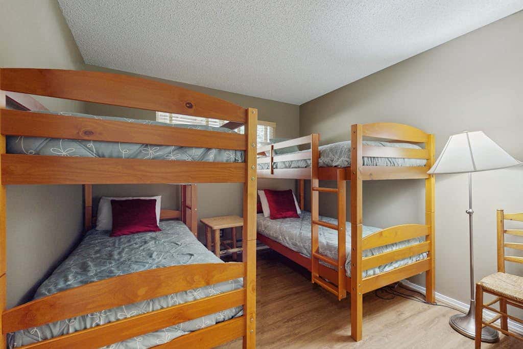 Townhome with Fireplace, Pool, Sauna, Free Shuttle Pickup-Drop-off to Ski Resort