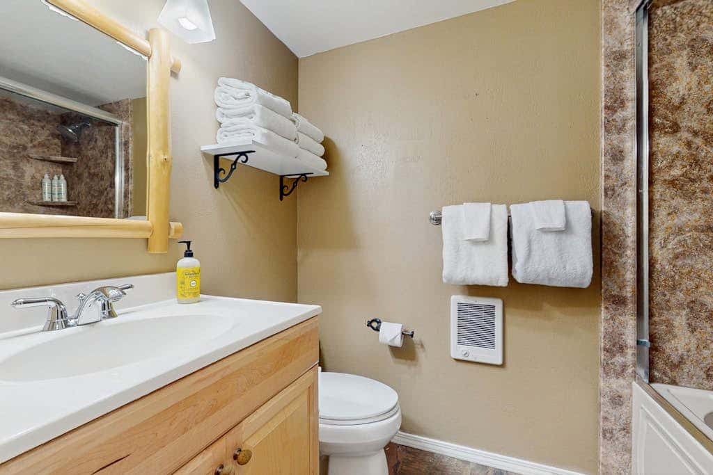 Townhome with Fireplace, Pool, Sauna, Free Shuttle Pickup-Drop-off to Ski Resort