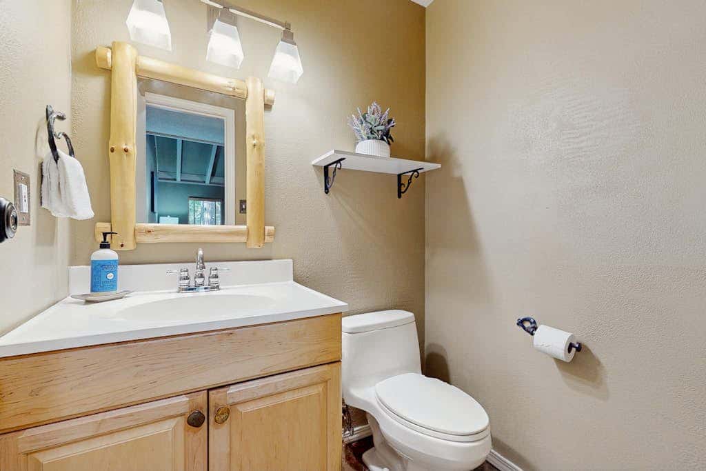 Townhome with Fireplace, Pool, Sauna, Free Shuttle Pickup-Drop-off to Ski Resort