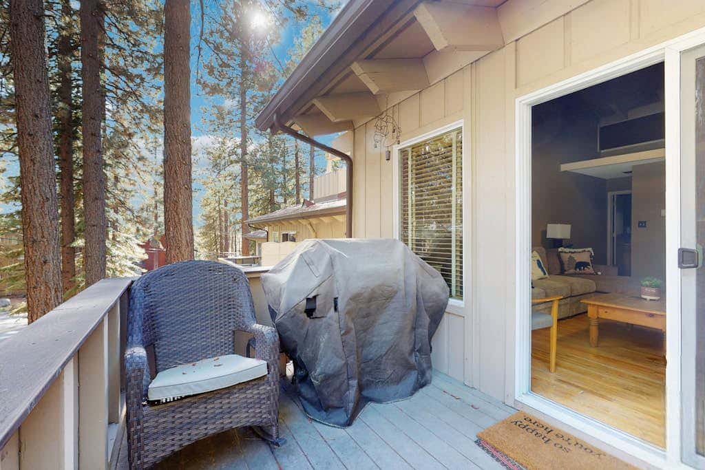 Townhome with Fireplace, Pool, Sauna, Free Shuttle Pickup-Drop-off to Ski Resort
