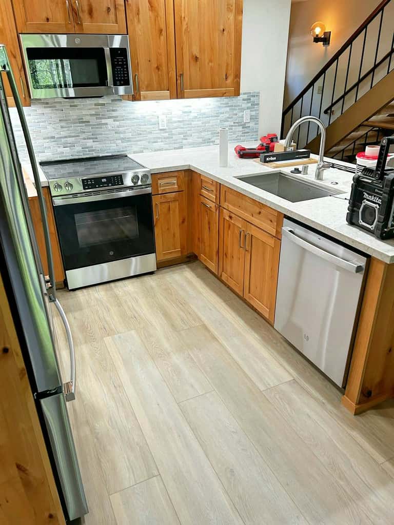 Tahoe condo with hot tub, central AC, fireplace, gas grill & balcony