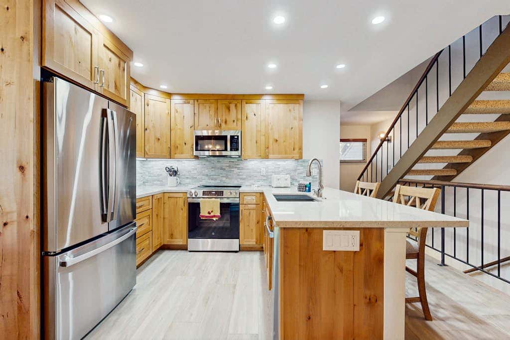 Tahoe condo with hot tub, central AC, fireplace, gas grill & balcony