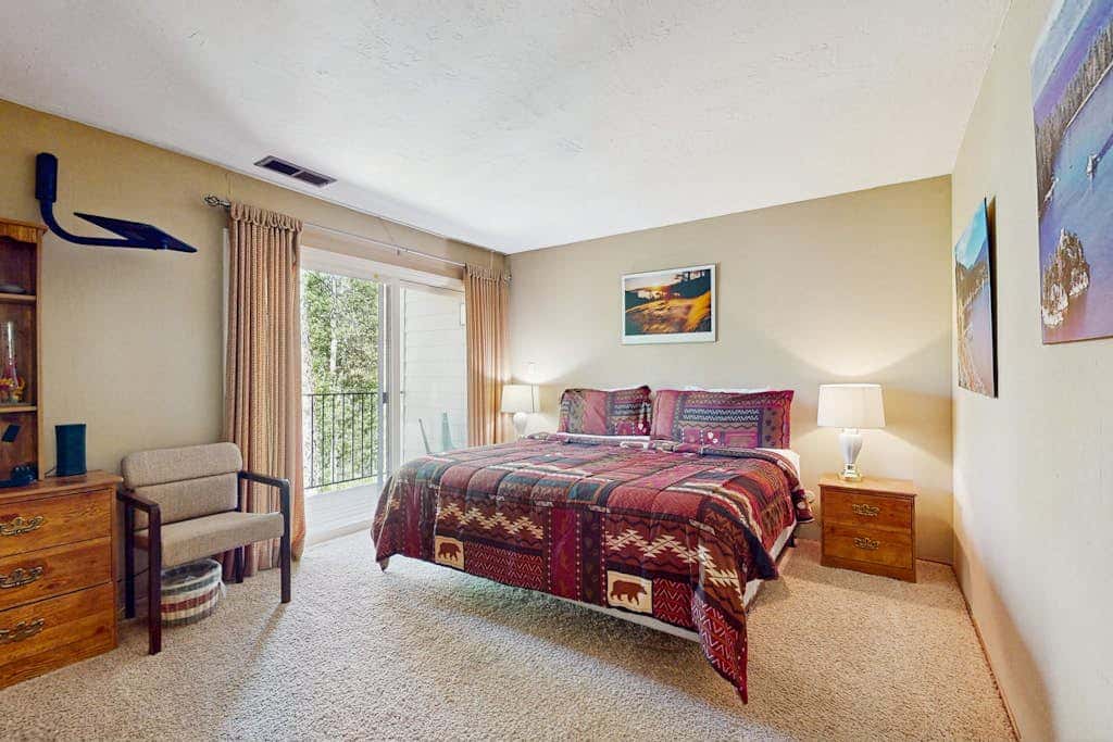 Tahoe condo with hot tub, central AC, fireplace, gas grill & balcony