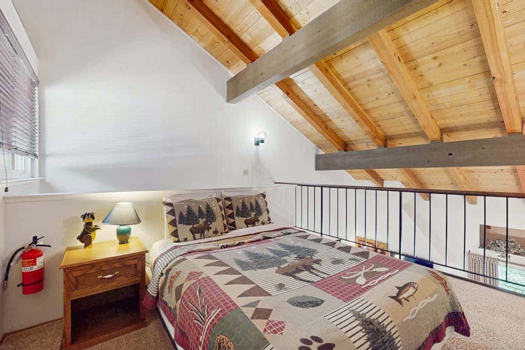 Tahoe condo with hot tub, central AC, fireplace, gas grill & balcony