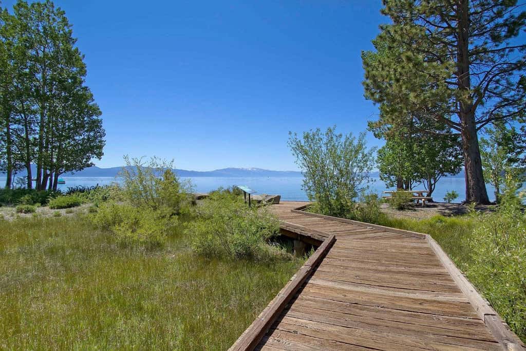 Tahoe condo with hot tub, central AC, fireplace, gas grill & balcony