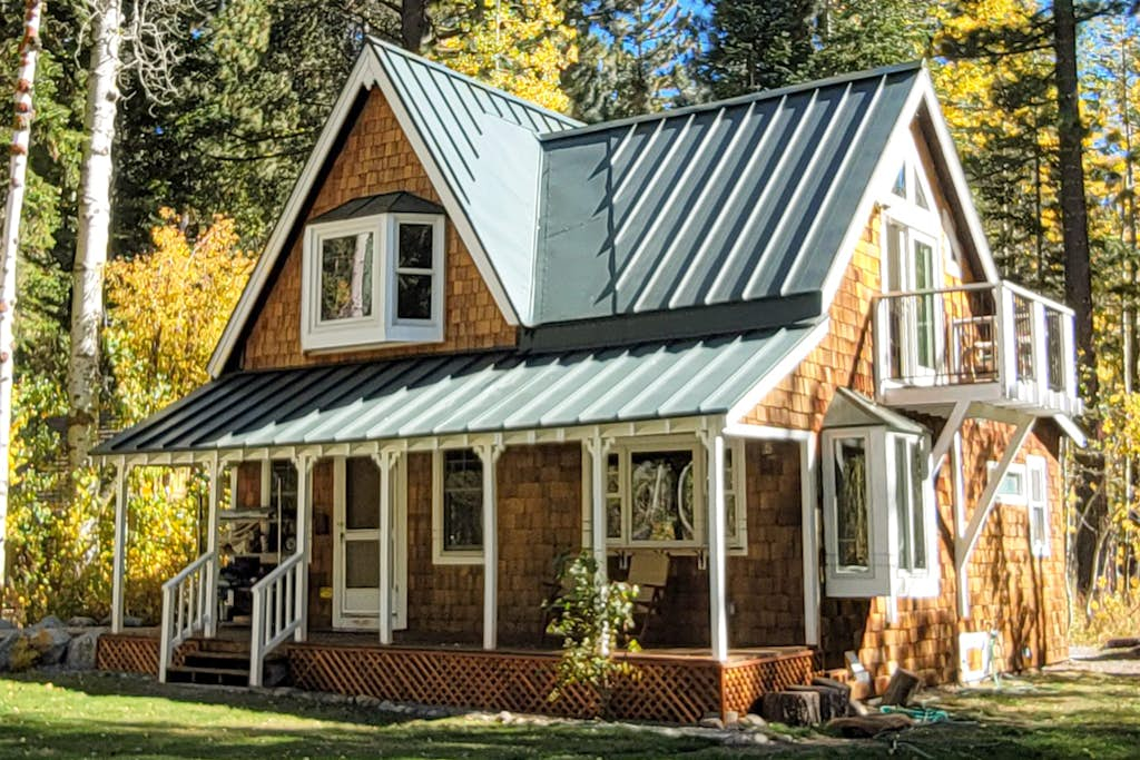 Tranquil home with fireplace, kitchen, washer&dryer, & WiFi