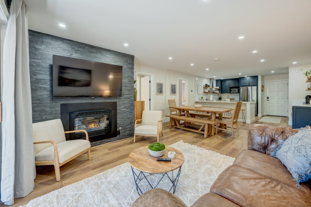 Charming condo with a wet bar, fireplace, washer&dryer, deck - central location