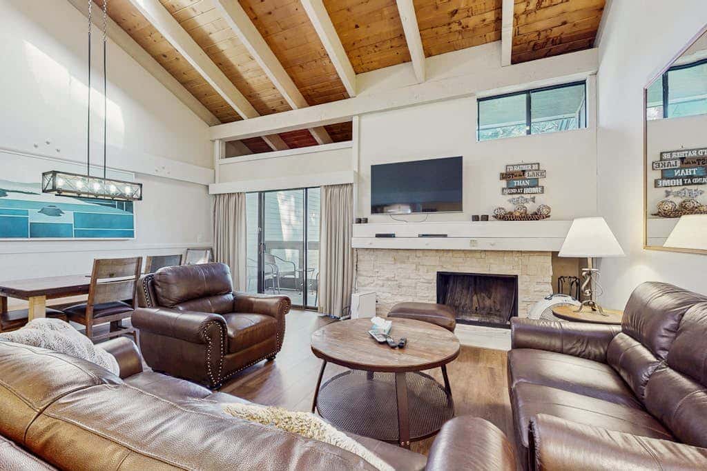 Lovely townhome near lake with wonderful amenities & tons of seasonal activities