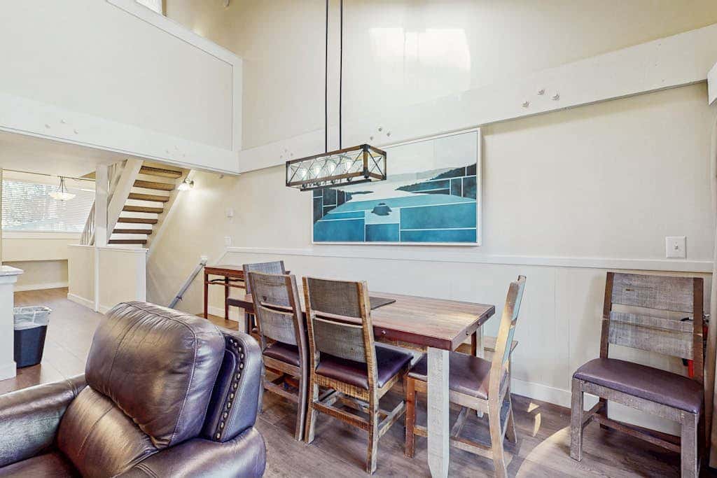 Lovely townhome near lake with wonderful amenities & tons of seasonal activities