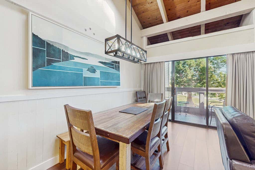 Lovely townhome near lake with wonderful amenities & tons of seasonal activities