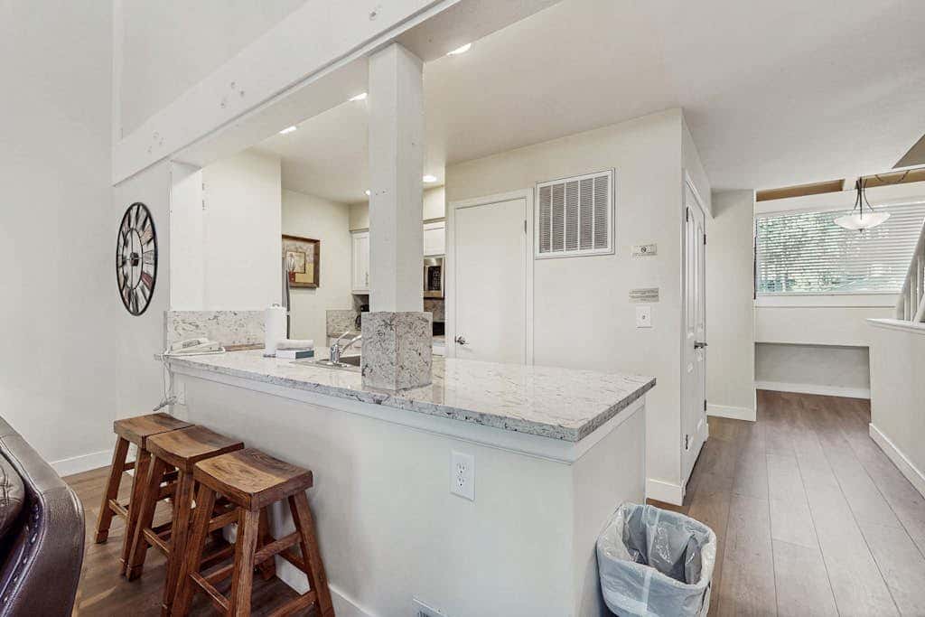 Lovely townhome near lake with wonderful amenities & tons of seasonal activities