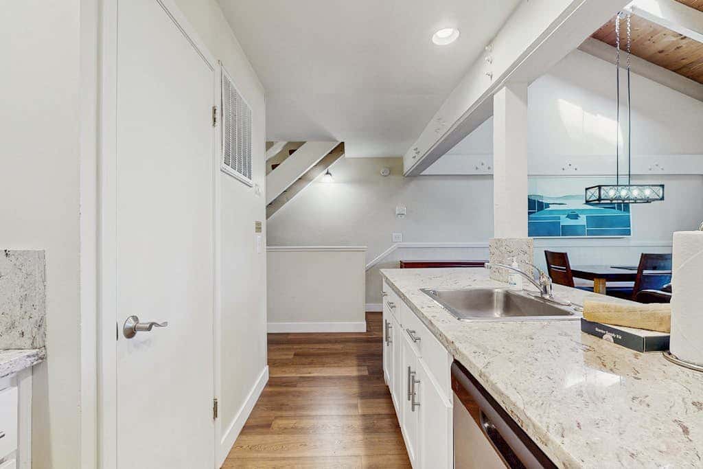 Lovely townhome near lake with wonderful amenities & tons of seasonal activities