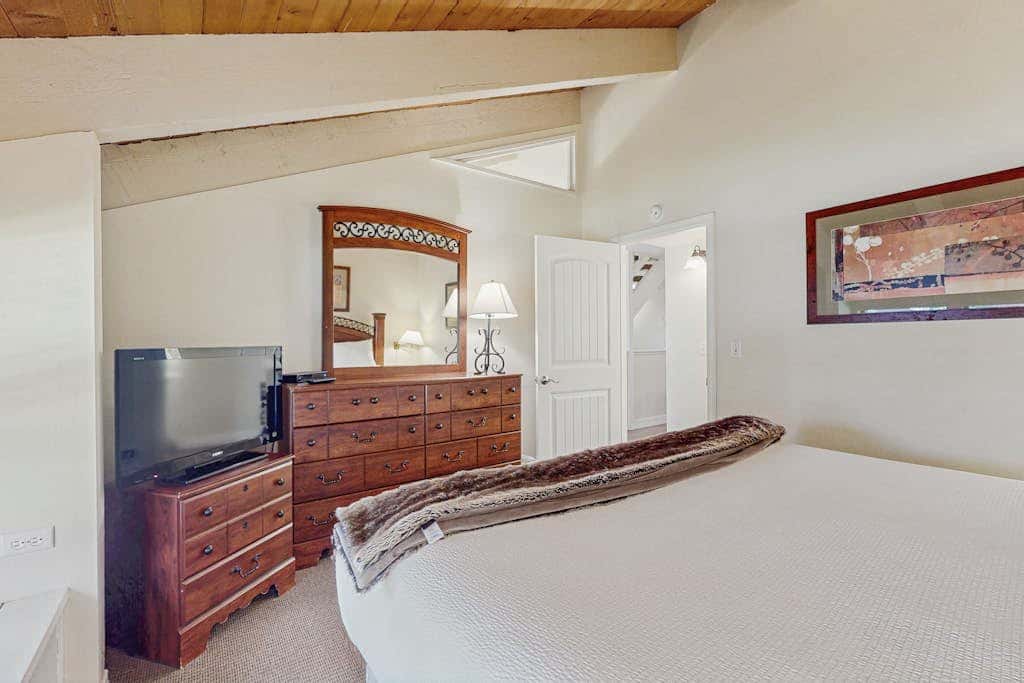Lovely townhome near lake with wonderful amenities & tons of seasonal activities