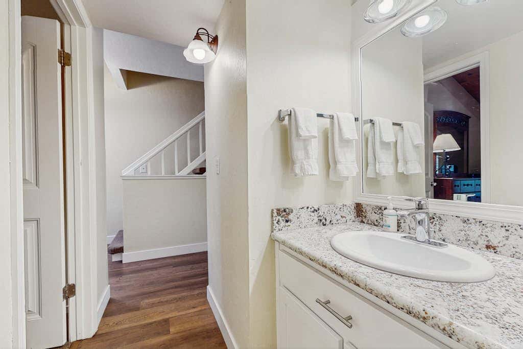 Lovely townhome near lake with wonderful amenities & tons of seasonal activities