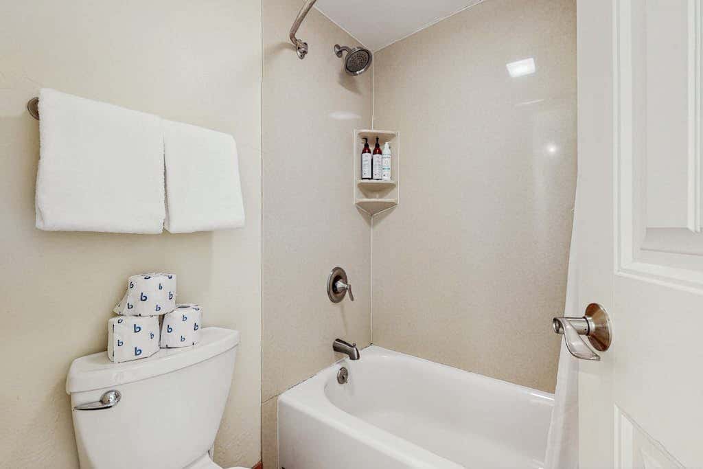 Lovely townhome near lake with wonderful amenities & tons of seasonal activities