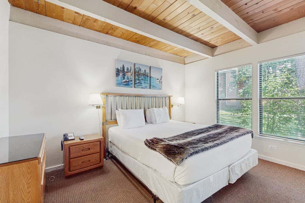 Lovely townhome near lake with wonderful amenities & tons of seasonal activities
